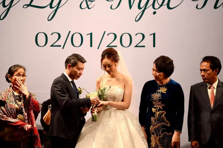 Những hình ảnh đầu tiên từ lễ cưới của NSND Công Lý và bạn gái - Ảnh 13. Những hình ảnh đầu tiên từ lễ cưới của NSND Công Lý và bạn gái - Ảnh 13.