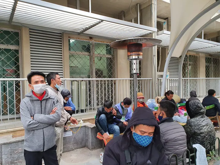 Trang bị cây sưởi công nghiệp cho người nhà bệnh nhân - Ảnh 1. Trang bị cây sưởi công nghiệp cho người nhà bệnh nhân - Ảnh 1.