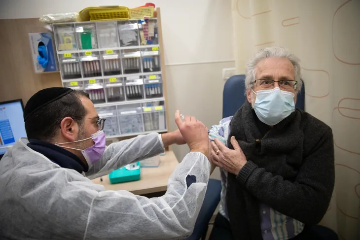 Hàng trăm người dân Israel mắc COVID-19 dù đã tiêm vaccine - Ảnh 1. Hàng trăm người dân Israel mắc COVID-19 dù đã tiêm vaccine - Ảnh 1.