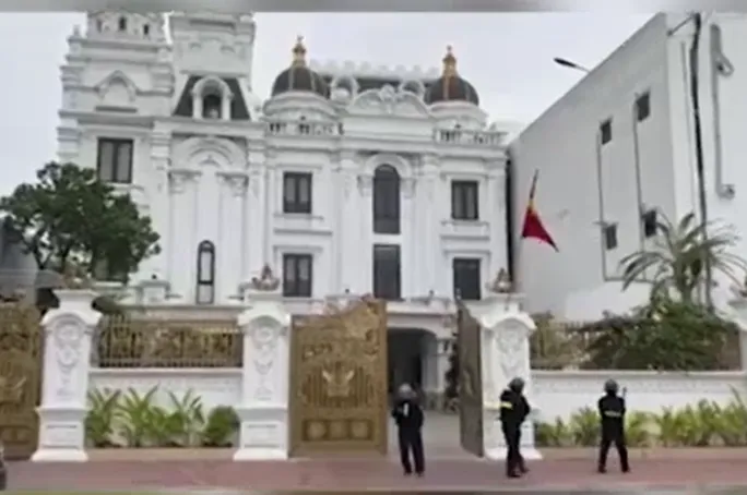 Bắt trùm giang hồ ở biệt thự, đi xe sang Trưởng Hàng - Ảnh 1. Bắt trùm giang hồ ở biệt thự, đi xe sang Trưởng Hàng - Ảnh 1.