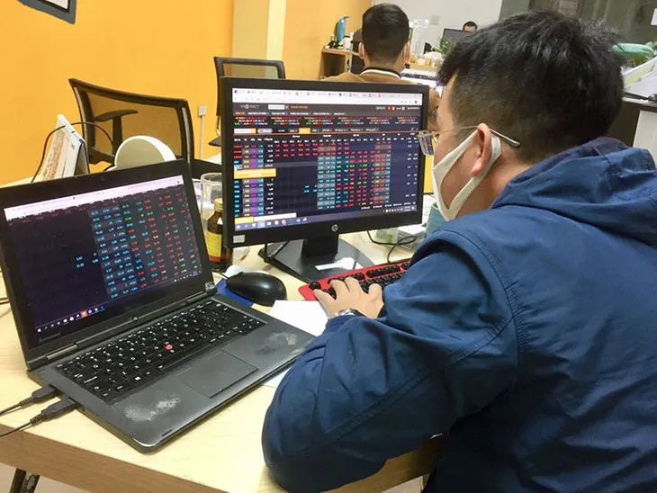 Chứng khoán rung lắc mạnh, nhà đầu tư vẫn ồ ạt mở tài khoản - Ảnh 2. Chứng khoán rung lắc mạnh, nhà đầu tư vẫn ồ ạt mở tài khoản - Ảnh 2.