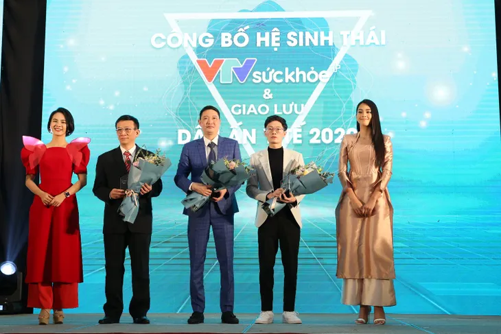 Tiểu Vy bất ngờ tái ngộ bạn cũ cùng thi Hoa hậu Việt Nam - Ảnh 5. Tiểu Vy bất ngờ tái ngộ bạn cũ cùng thi Hoa hậu Việt Nam - Ảnh 5.