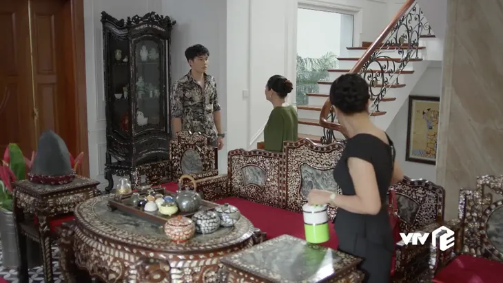 Hướng dương ngược nắng - Tập 17: Ra đòn cảnh cáo chị em Minh - Trí, bà Bạch Cúc quyết chống lại bố chồng - Ảnh 12. Hướng dương ngược nắng - Tập 17: Ra đòn cảnh cáo chị em Minh - Trí, bà Bạch Cúc quyết chống lại bố chồng - Ảnh 12.