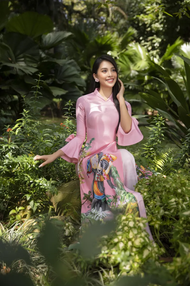 Hoa hậu Tiểu Vy đẹp tinh khôi với áo dài Tết - Ảnh 2.