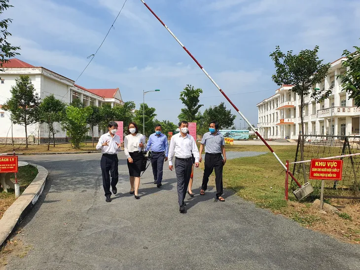 Mở rộng địa điểm cách ly tập trung, vận động người dân tố giác người không thực hiện cách ly - Ảnh 3. Mở rộng địa điểm cách ly tập trung, vận động người dân tố giác người không thực hiện cách ly - Ảnh 3.