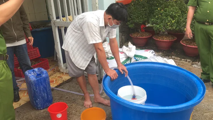 Bắt quả tang 1,3 tấn ốc tẩm hóa chất chuẩn bị bán ở chợ, quán ăn - Ảnh 2. Bắt quả tang 1,3 tấn ốc tẩm hóa chất chuẩn bị bán ở chợ, quán ăn - Ảnh 2.