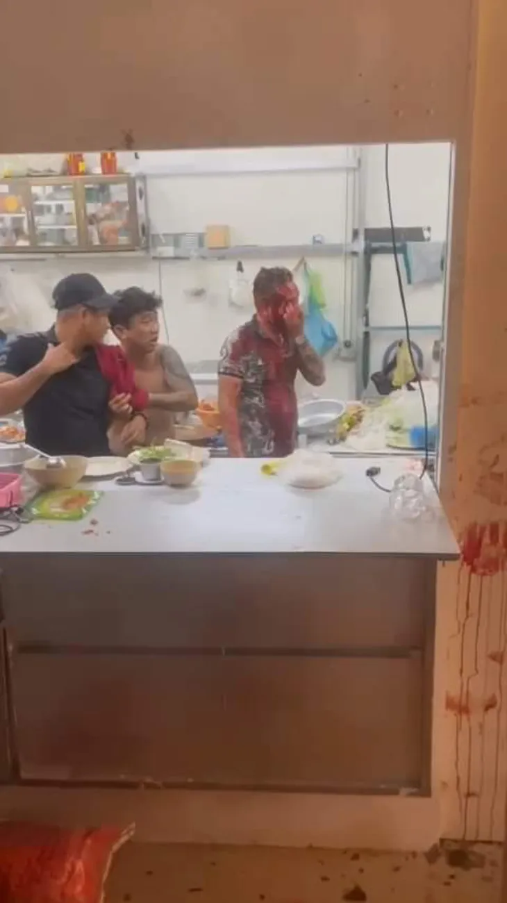 TP Hồ Chí Minh: Hỗn chiến trong quán nhậu, nhiều người bị thương - Ảnh 2. TP Hồ Chí Minh: Hỗn chiến trong quán nhậu, nhiều người bị thương - Ảnh 2.