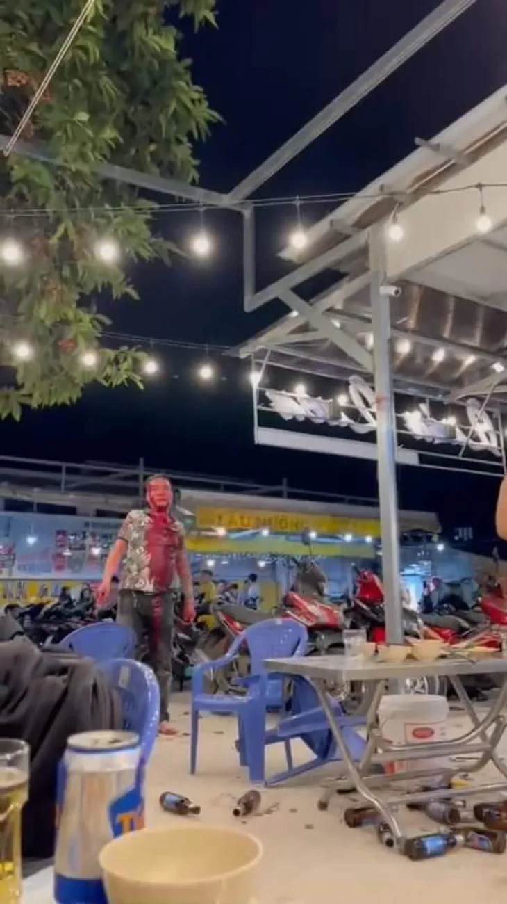 TP Hồ Chí Minh: Hỗn chiến trong quán nhậu, nhiều người bị thương - Ảnh 1. TP Hồ Chí Minh: Hỗn chiến trong quán nhậu, nhiều người bị thương - Ảnh 1.
