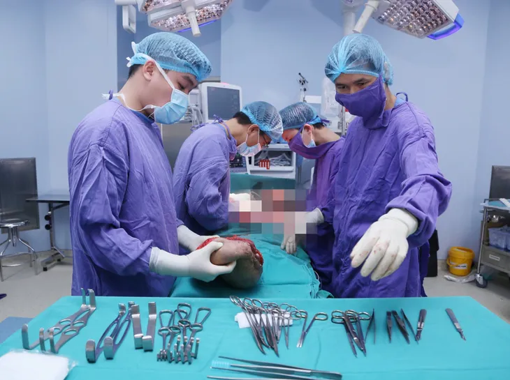 Cứu người phụ nữ gánh trên vai khối u khổng lồ - Ảnh 1. Cứu người phụ nữ gánh trên vai khối u khổng lồ - Ảnh 1.