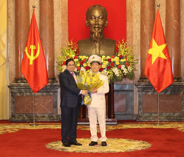 Tổng Bí thư, Chủ tịch nước trao Quyết định thăng quân hàm Thượng tướng cho Thứ trưởng Bộ Công an - Ảnh 1. Tổng Bí thư, Chủ tịch nước trao Quyết định thăng quân hàm Thượng tướng cho Thứ trưởng Bộ Công an - Ảnh 1.
