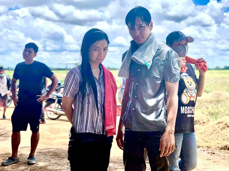 Loạt ảnh hậu trường nhí nhố của cặp đôi chính Ngày em đến - Ảnh 3. Loạt ảnh hậu trường nhí nhố của cặp đôi chính Ngày em đến - Ảnh 3.