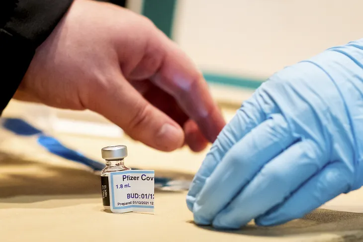 WHO mua 40 triệu liều vaccine COVID-19 của Pfizer - BioNTech - Ảnh 2. WHO mua 40 triệu liều vaccine COVID-19 của Pfizer - BioNTech - Ảnh 2.