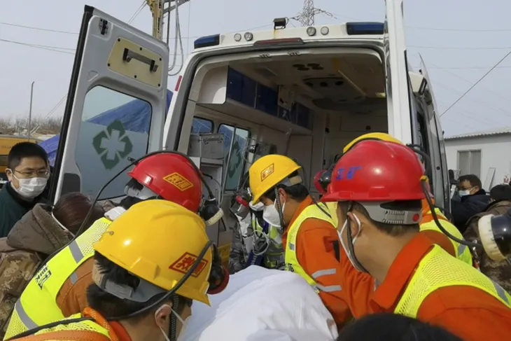 Cứu hộ thành công 11 công nhân đầu tiên trong vụ sập mỏ vàng ở Trung Quốc cách đây 2 tuần - Ảnh 3. Cứu hộ thành công 11 công nhân đầu tiên trong vụ sập mỏ vàng ở Trung Quốc cách đây 2 tuần - Ảnh 3.