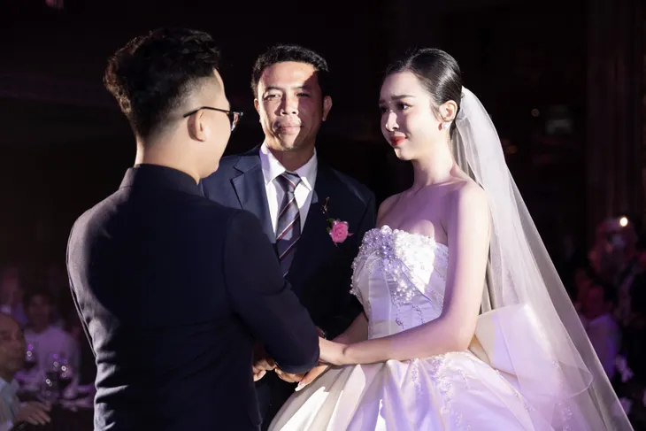 Tiểu Vy, Phương Nga bật khóc trong đám cưới Á hậu Thúy An - Ảnh 1. Tiểu Vy, Phương Nga bật khóc trong đám cưới Á hậu Thúy An - Ảnh 1.