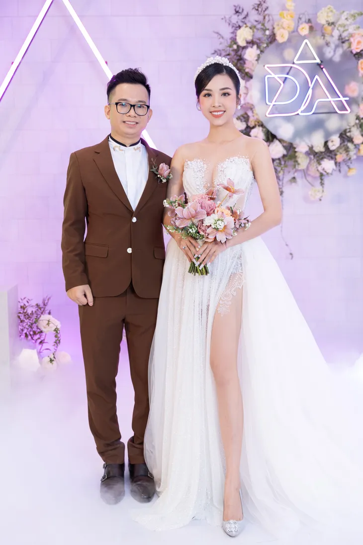Tiểu Vy, Phương Nga bật khóc trong đám cưới Á hậu Thúy An - Ảnh 3. Tiểu Vy, Phương Nga bật khóc trong đám cưới Á hậu Thúy An - Ảnh 3.