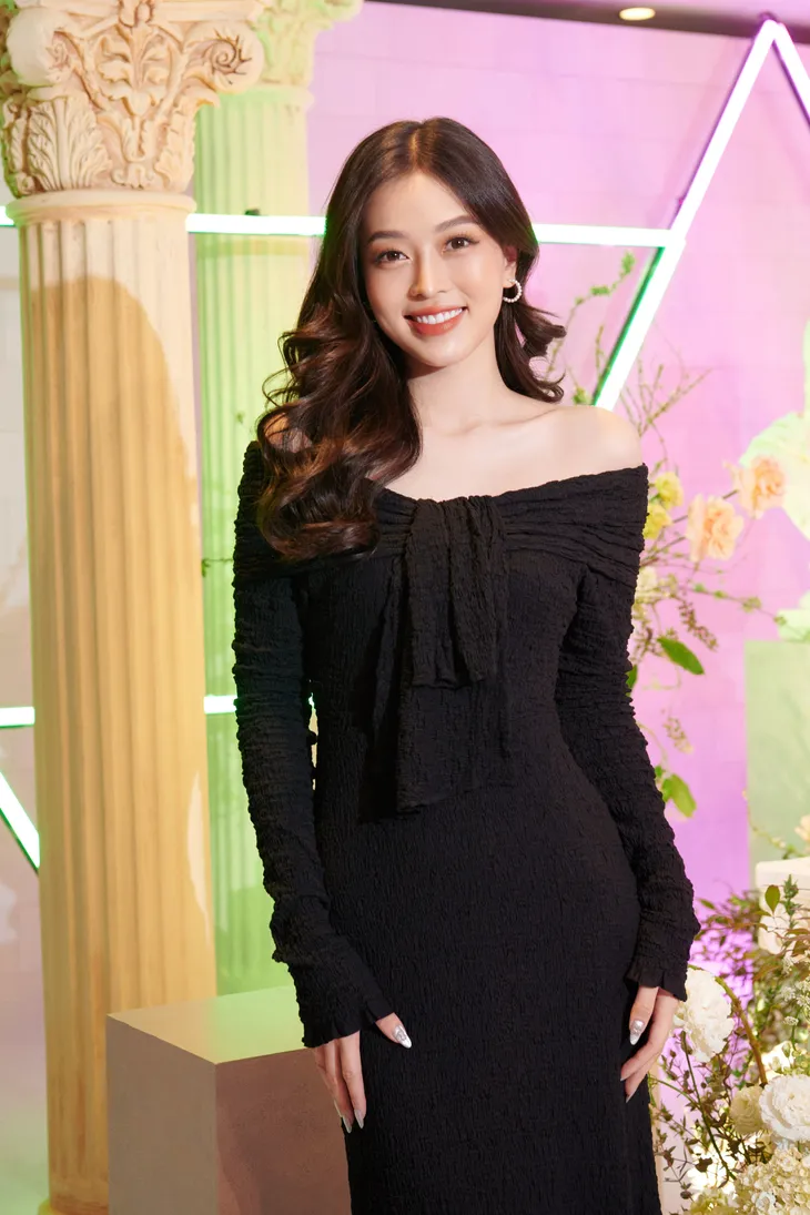 Tiểu Vy, Phương Nga bật khóc trong đám cưới Á hậu Thúy An - Ảnh 12. Tiểu Vy, Phương Nga bật khóc trong đám cưới Á hậu Thúy An - Ảnh 12.