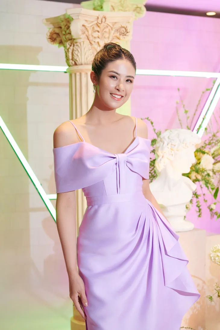 Tiểu Vy, Phương Nga bật khóc trong đám cưới Á hậu Thúy An - Ảnh 10. Tiểu Vy, Phương Nga bật khóc trong đám cưới Á hậu Thúy An - Ảnh 10.
