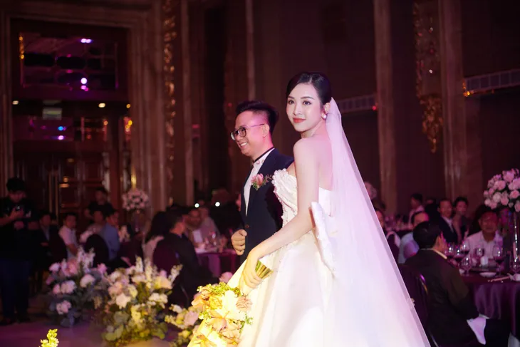 Tiểu Vy, Phương Nga bật khóc trong đám cưới Á hậu Thúy An - Ảnh 4. Tiểu Vy, Phương Nga bật khóc trong đám cưới Á hậu Thúy An - Ảnh 4.