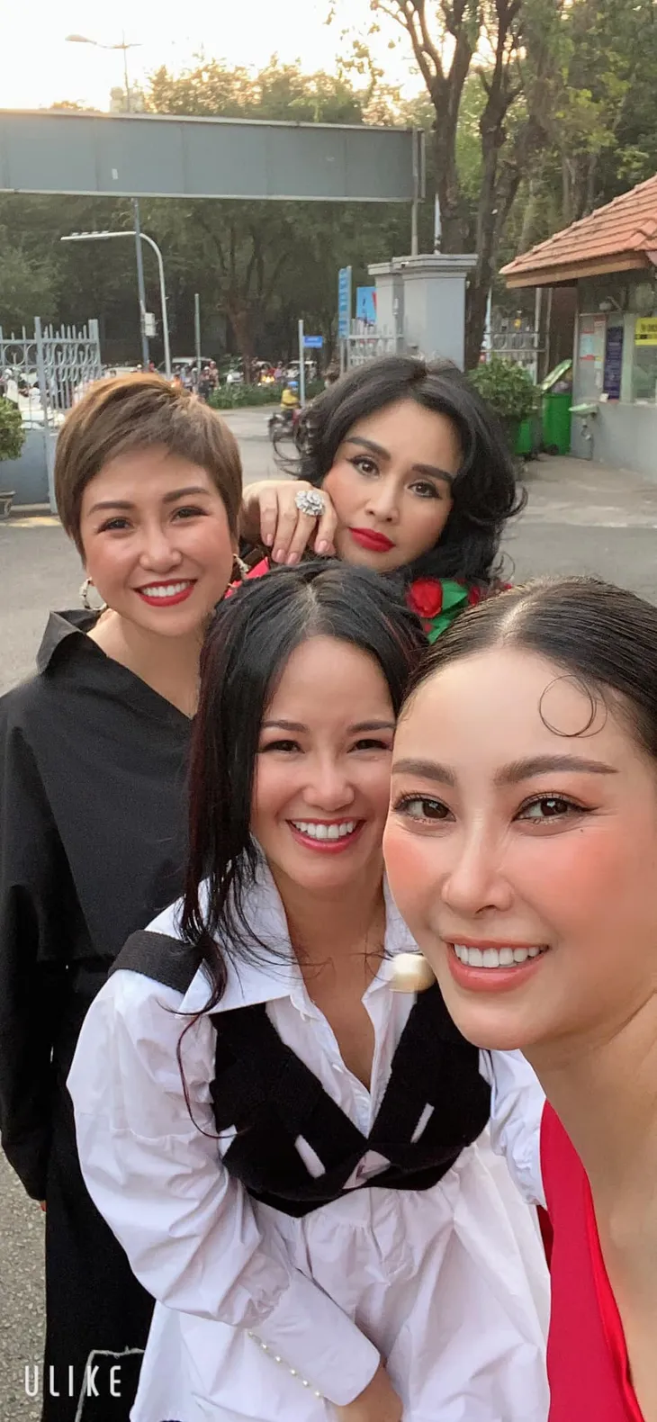 Diva Hồng Nhung hạnh phúc trong vòng tay bạn trai - Ảnh 2. Diva Hồng Nhung hạnh phúc trong vòng tay bạn trai - Ảnh 2.