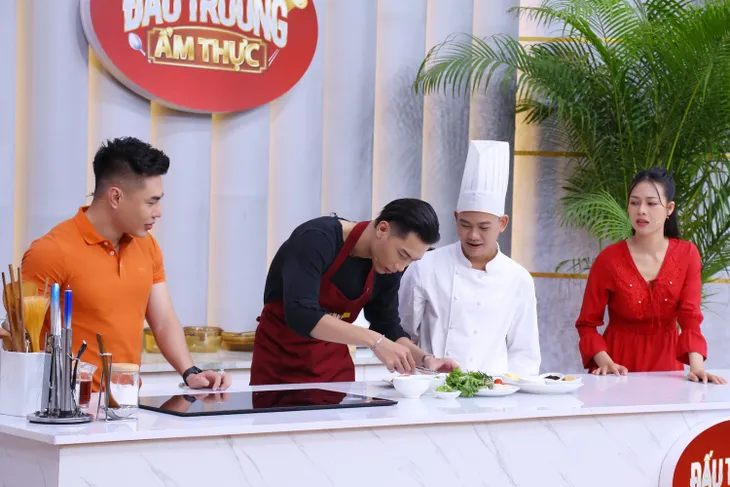 Lê Dương Bảo Lâm tiết lộ toàn ăn “đồ thừa canh cặn” nên mới “bự con” - Ảnh 3. Lê Dương Bảo Lâm tiết lộ toàn ăn “đồ thừa canh cặn” nên mới “bự con” - Ảnh 3.