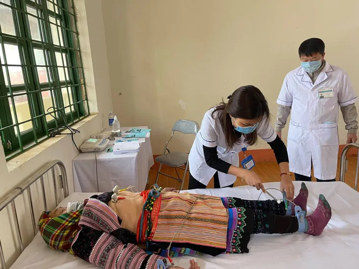Khám, chữa bệnh miễn phí cho đồng bào vùng cao Lào Cai - Ảnh 3.