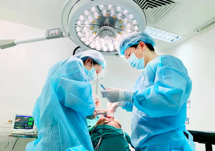 Mặt biến dạng vì tự tiêm silicon hàng Thái Lan xách tay - Ảnh 2. Mặt biến dạng vì tự tiêm silicon hàng Thái Lan xách tay - Ảnh 2.