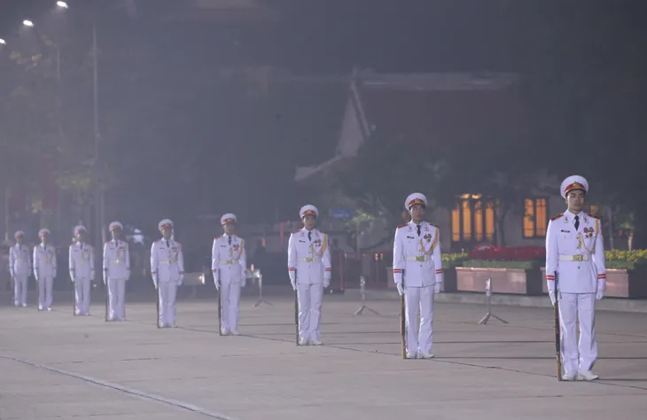 Đại biểu dự Đại hội XIII của Đảng vào Lăng viếng Chủ tịch Hồ Chí Minh - Ảnh 6. Đại biểu dự Đại hội XIII của Đảng vào Lăng viếng Chủ tịch Hồ Chí Minh - Ảnh 6.