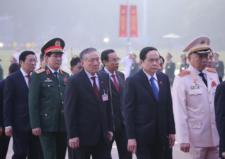 Đại biểu dự Đại hội XIII của Đảng vào Lăng viếng Chủ tịch Hồ Chí Minh - Ảnh 4. Đại biểu dự Đại hội XIII của Đảng vào Lăng viếng Chủ tịch Hồ Chí Minh - Ảnh 4.