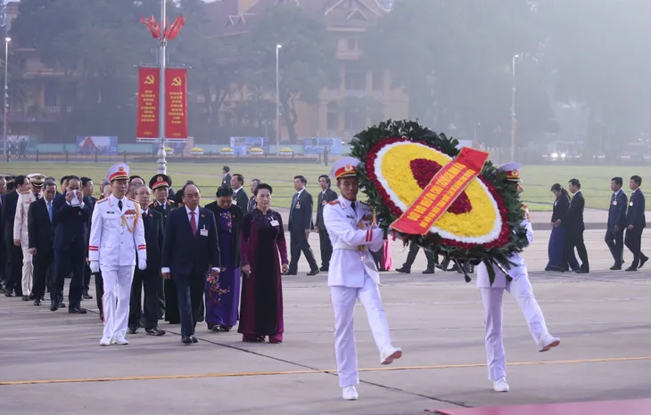 Đại biểu dự Đại hội XIII của Đảng vào Lăng viếng Chủ tịch Hồ Chí Minh - Ảnh 1. Đại biểu dự Đại hội XIII của Đảng vào Lăng viếng Chủ tịch Hồ Chí Minh - Ảnh 1.