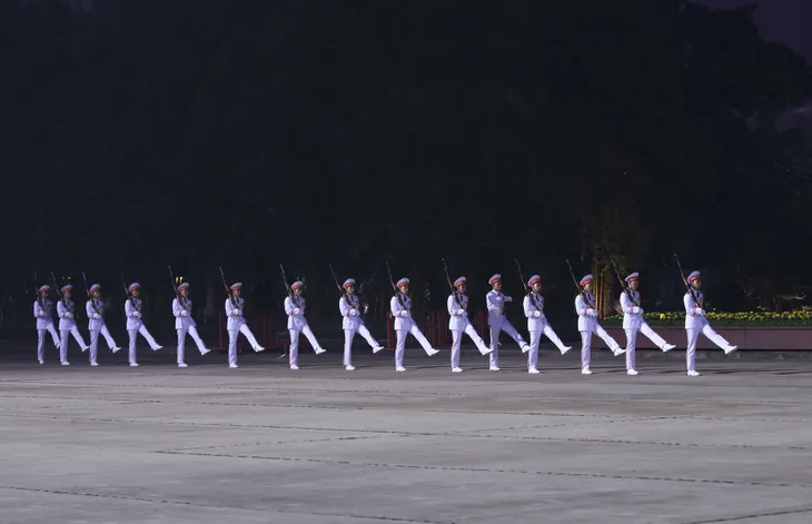 Đại biểu dự Đại hội XIII của Đảng vào Lăng viếng Chủ tịch Hồ Chí Minh - Ảnh 9. Đại biểu dự Đại hội XIII của Đảng vào Lăng viếng Chủ tịch Hồ Chí Minh - Ảnh 9.