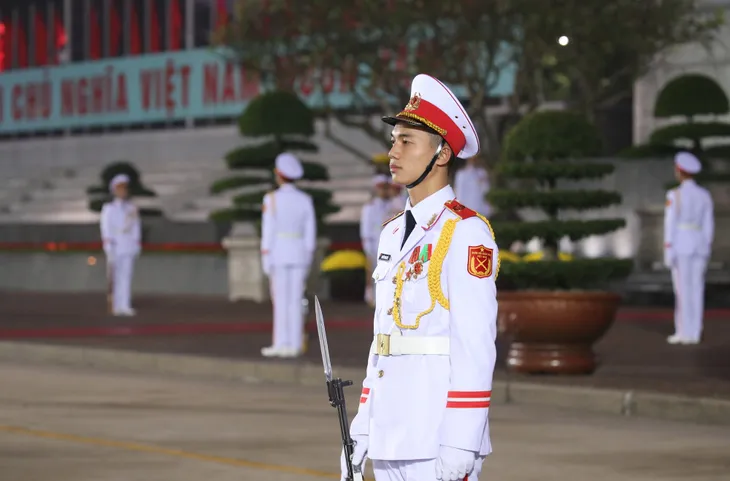 Đại biểu dự Đại hội XIII của Đảng vào Lăng viếng Chủ tịch Hồ Chí Minh - Ảnh 7. Đại biểu dự Đại hội XIII của Đảng vào Lăng viếng Chủ tịch Hồ Chí Minh - Ảnh 7.