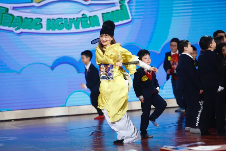 Lan Phương nhí nhảnh như trẻ con trong chương trình Trạng nguyên nhí - Ảnh 2. Lan Phương nhí nhảnh như trẻ con trong chương trình Trạng nguyên nhí - Ảnh 2.