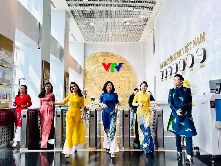 Dàn nữ BTV Thời sự xinh đẹp hòa giọng hát trong Chiều cuối năm - Ảnh 1. Dàn nữ BTV Thời sự xinh đẹp hòa giọng hát trong Chiều cuối năm - Ảnh 1.
