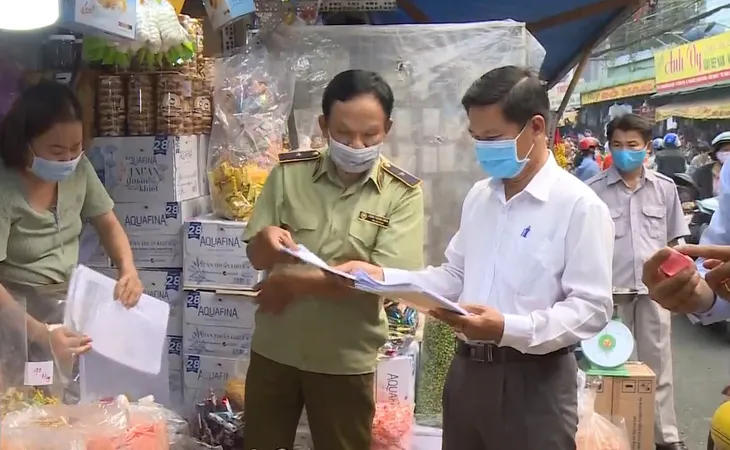 TP Hồ Chí Minh tăng cường kiểm tra an toàn thực phẩm tại các khu chợ dân sinh - Ảnh 1. TP Hồ Chí Minh tăng cường kiểm tra an toàn thực phẩm tại các khu chợ dân sinh - Ảnh 1.