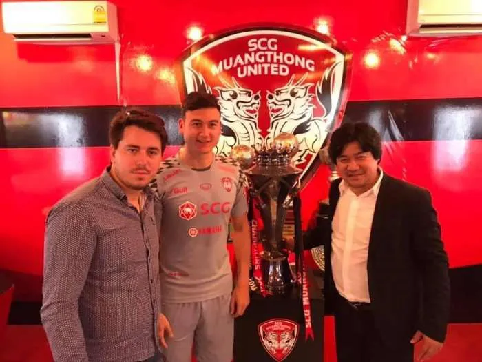 Văn Lâm bị Muangthong United kiện lên FIFA - Ảnh 1. Văn Lâm bị Muangthong United kiện lên FIFA - Ảnh 1.