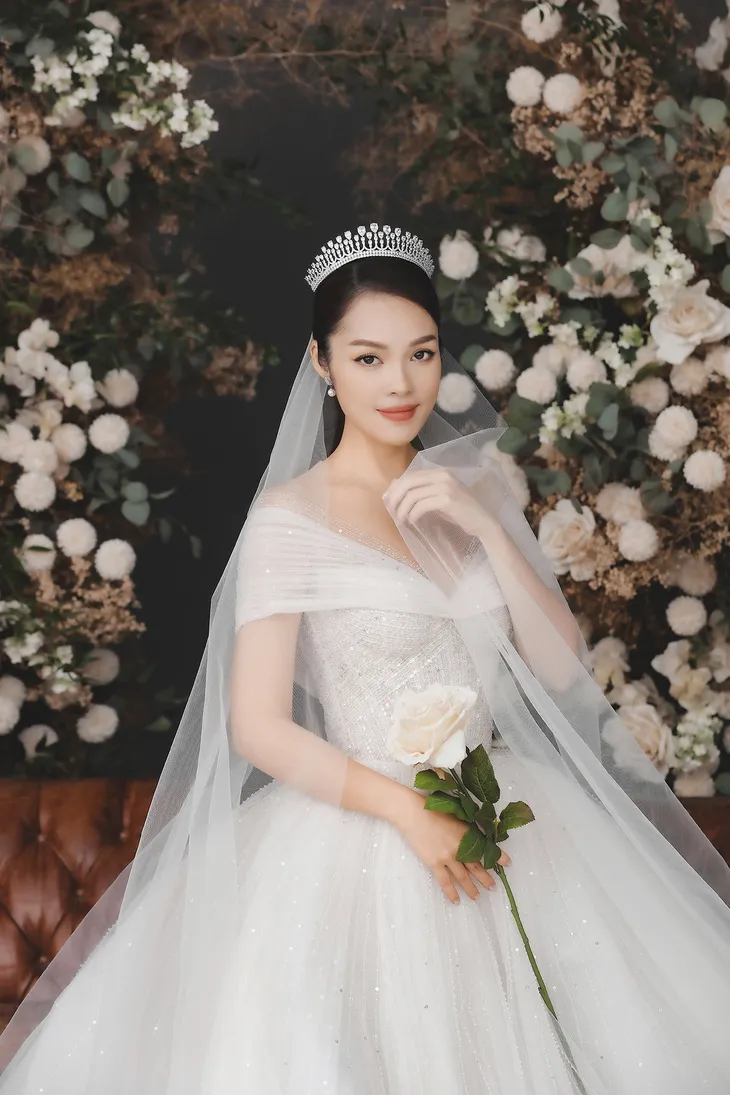 Dương Cẩm Lynh bất ngờ tung bộ ảnh mặc váy cưới - Ảnh 2. Dương Cẩm Lynh bất ngờ tung bộ ảnh mặc váy cưới - Ảnh 2.
