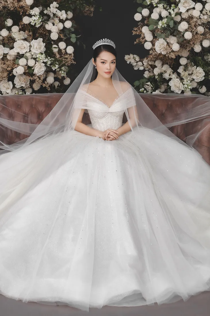Dương Cẩm Lynh bất ngờ tung bộ ảnh mặc váy cưới - Ảnh 3. Dương Cẩm Lynh bất ngờ tung bộ ảnh mặc váy cưới - Ảnh 3.