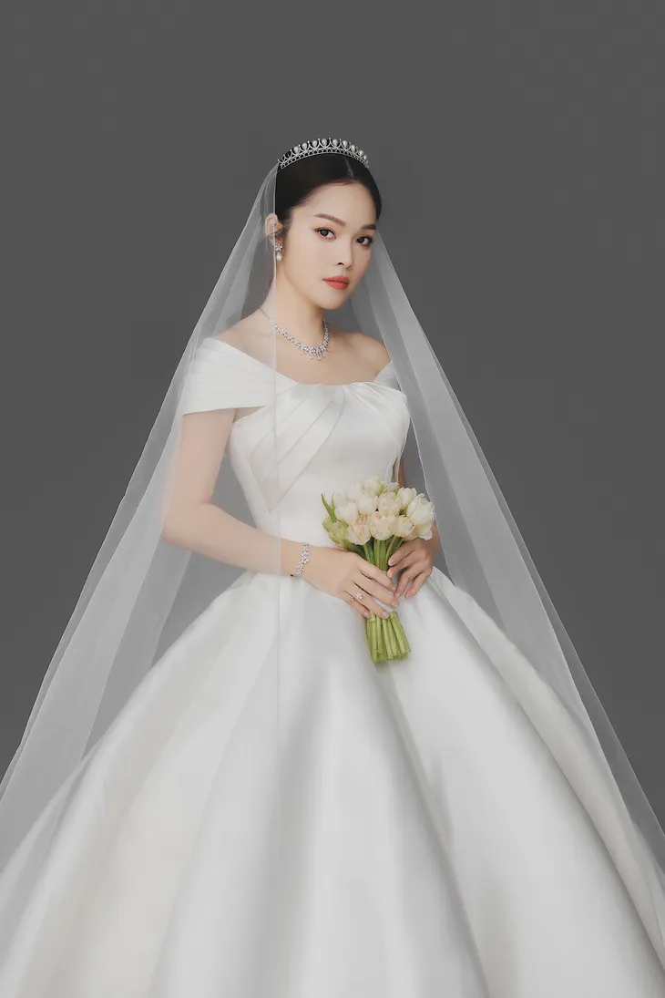Dương Cẩm Lynh bất ngờ tung bộ ảnh mặc váy cưới - Ảnh 5. Dương Cẩm Lynh bất ngờ tung bộ ảnh mặc váy cưới - Ảnh 5.