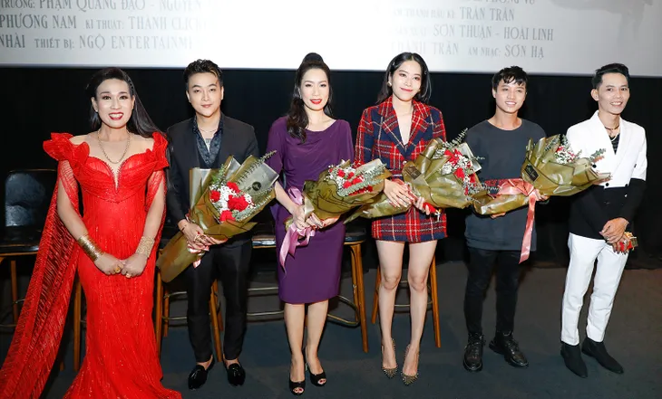 Võ Hoàng Yến, Nam Em sóng đôi mừng nghệ sĩ Hà Kiều Anh ra mắt phim - Ảnh 5. Võ Hoàng Yến, Nam Em sóng đôi mừng nghệ sĩ Hà Kiều Anh ra mắt phim - Ảnh 5.
