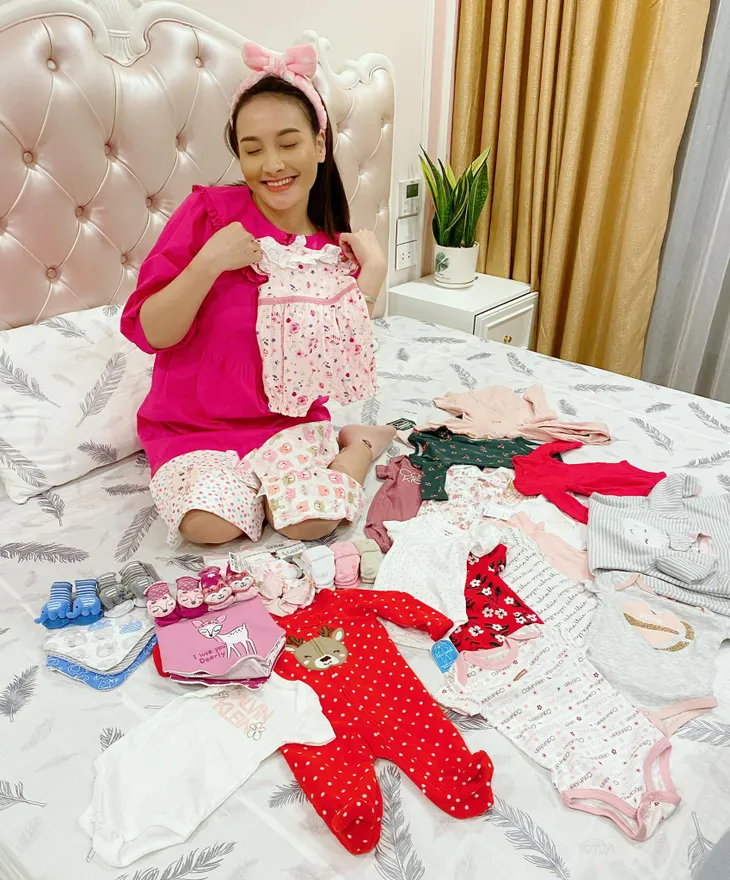 Ngắm gu thời trang tinh tế, nổi bật của bà bầu Bảo Thanh - Ảnh 10. Ngắm gu thời trang tinh tế, nổi bật của bà bầu Bảo Thanh - Ảnh 10.
