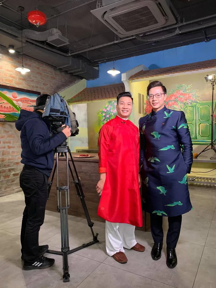 Những tà áo dài đón Xuân được các BTV diện trên sóng - Ảnh 4. Những tà áo dài đón Xuân được các BTV diện trên sóng - Ảnh 4.