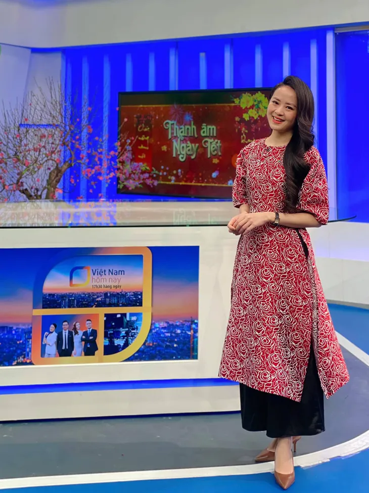 Những tà áo dài đón Xuân được các BTV diện trên sóng - Ảnh 20. Những tà áo dài đón Xuân được các BTV diện trên sóng - Ảnh 20.