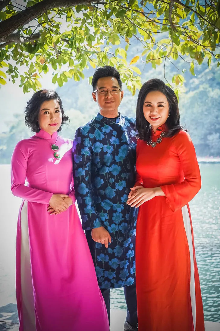 Những tà áo dài đón Xuân được các BTV diện trên sóng - Ảnh 7. Những tà áo dài đón Xuân được các BTV diện trên sóng - Ảnh 7.