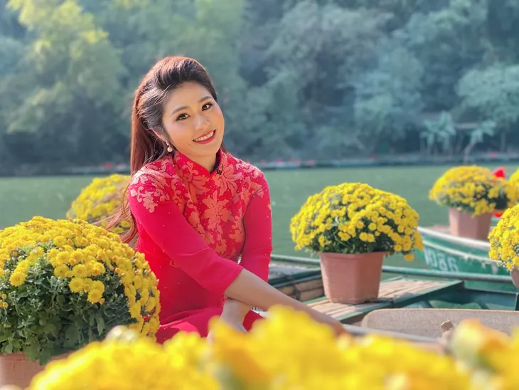 Những tà áo dài đón Xuân được các BTV diện trên sóng - Ảnh 2. Những tà áo dài đón Xuân được các BTV diện trên sóng - Ảnh 2.