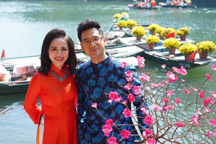 Những tà áo dài đón Xuân được các BTV diện trên sóng - Ảnh 6. Những tà áo dài đón Xuân được các BTV diện trên sóng - Ảnh 6.