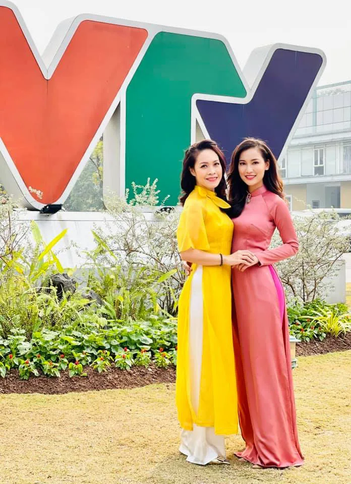Những tà áo dài đón Xuân được các BTV diện trên sóng - Ảnh 14. Những tà áo dài đón Xuân được các BTV diện trên sóng - Ảnh 14.