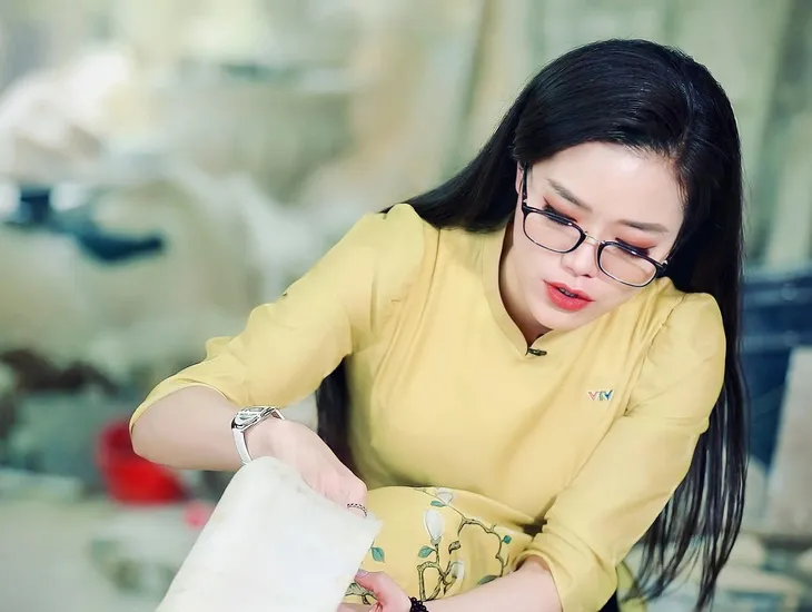 Những tà áo dài đón Xuân được các BTV diện trên sóng - Ảnh 18. Những tà áo dài đón Xuân được các BTV diện trên sóng - Ảnh 18.