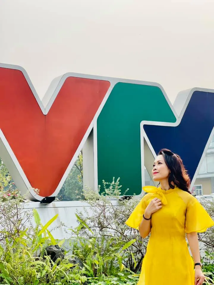 Những tà áo dài đón Xuân được các BTV diện trên sóng - Ảnh 15. Những tà áo dài đón Xuân được các BTV diện trên sóng - Ảnh 15.