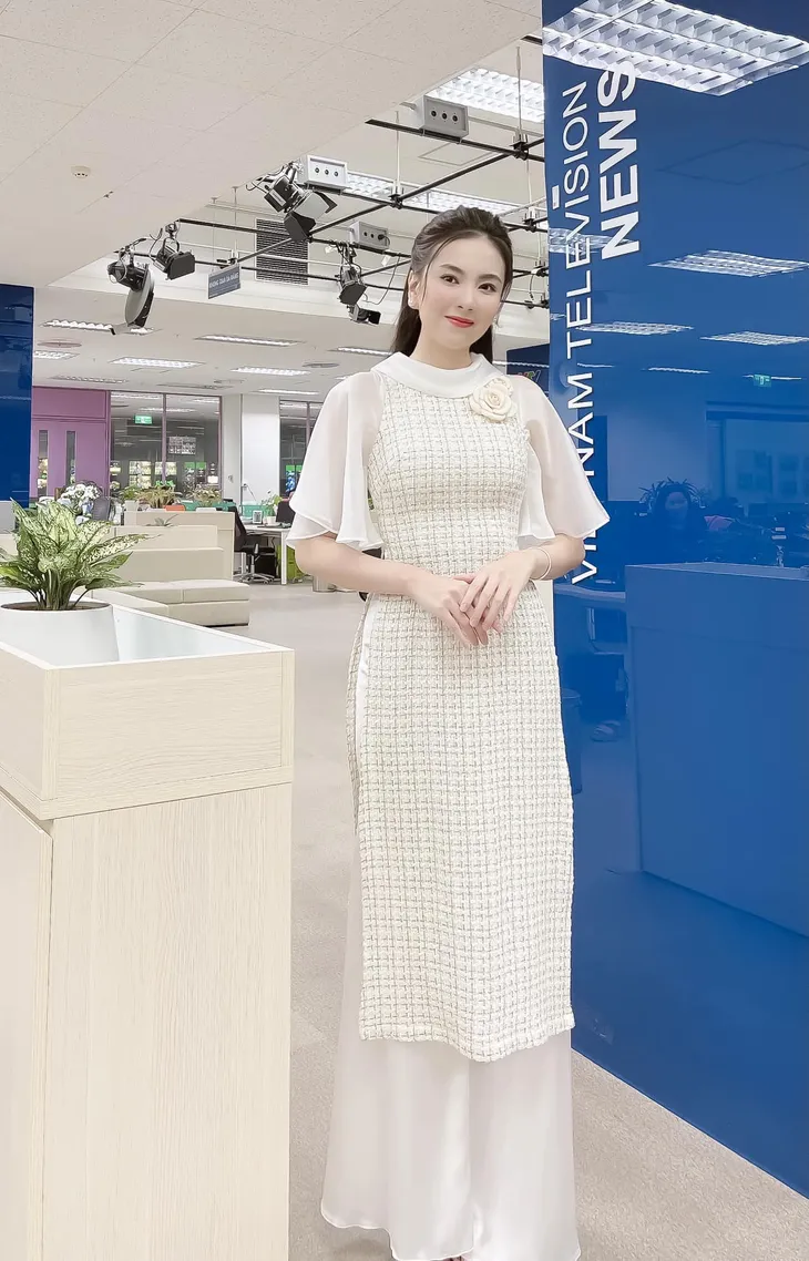 Những tà áo dài đón Xuân được các BTV diện trên sóng - Ảnh 12. Những tà áo dài đón Xuân được các BTV diện trên sóng - Ảnh 12.