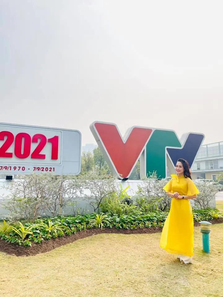 Những tà áo dài đón Xuân được các BTV diện trên sóng - Ảnh 17. Những tà áo dài đón Xuân được các BTV diện trên sóng - Ảnh 17.